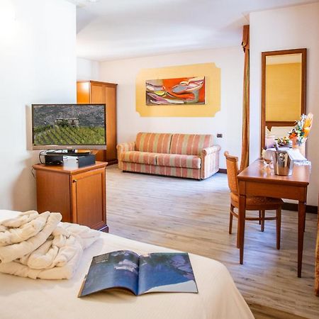 Crabun Hotel Пон-Сен-Мартин Екстериор снимка