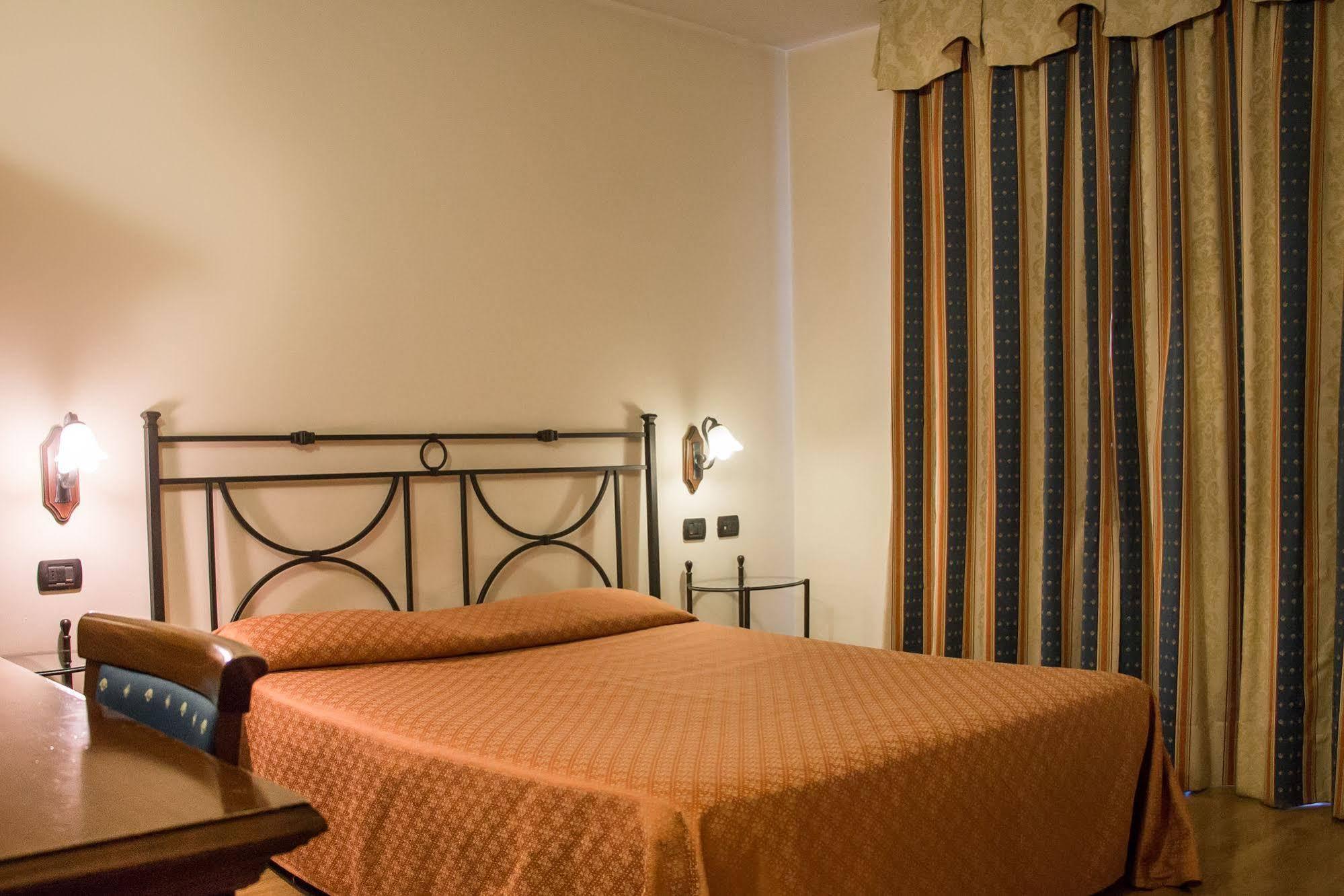 Crabun Hotel Пон-Сен-Мартин Екстериор снимка